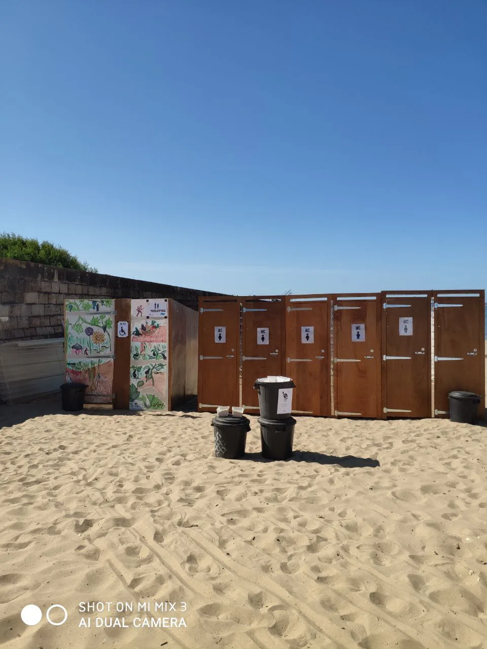 Sanitaires autonomes en bois sur site festival ou événement associatif
